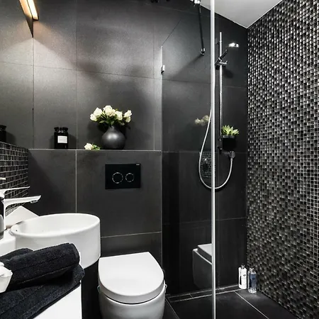 Stunning ! Pool Gym Sauna Garden Garage Semesterbostad