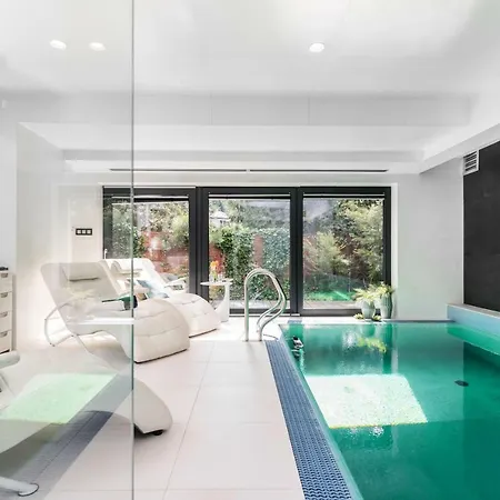 Stunning ! Pool Gym Sauna Garden Garage Semesterbostad Kraków