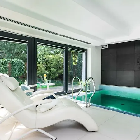 Stunning ! Pool Gym Sauna Garden Garage
